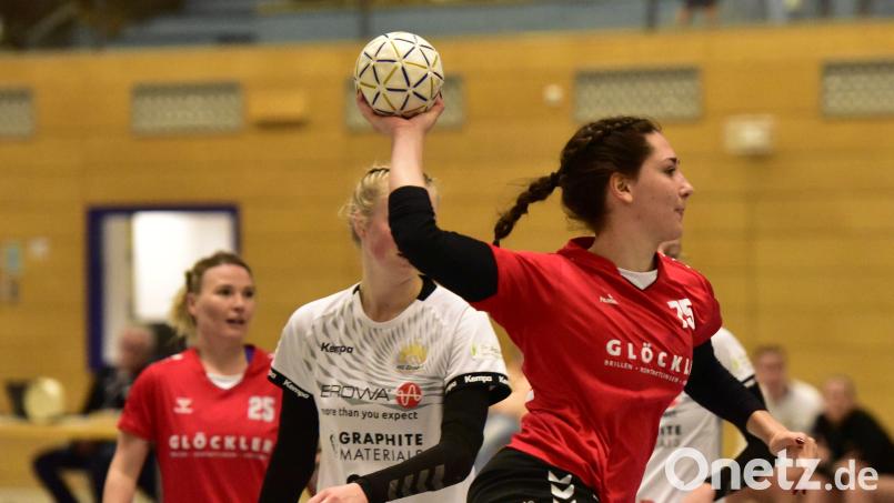 Alina Just (am Ball) und die HSG sind bei Spitzenreiter HaSpo Bayreuth zu Gast. Bild: mhs