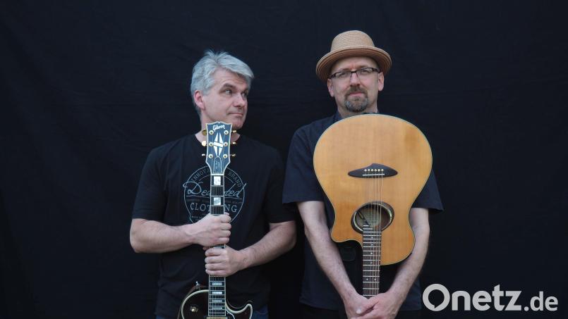 Begleitet und unterstützt wird Hubert Treml (rechts) von dem Gitarristen Robert Prill. Bild: Lilly Riedenauer/exb