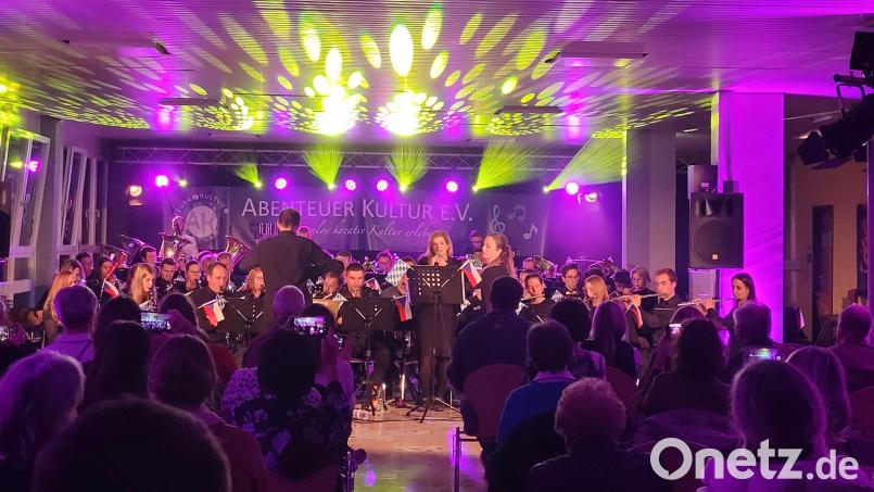 Das erste Blitzkonzert des Vereins Abenteuer Kultur fand 2022 in der Aula der Erbendorfer Grund- und Mittelschule statt. Über 50 Musikerinnen und Musiker waren damals dabei. Archivbild: Markus Werner/exb