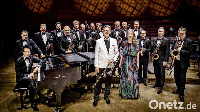 Uli Plettendorff, der seit den Anfängen des Glenn Miller Orchestras als Posaunist dabei ist, führt die Tradition als neuer Bandleader fort. Bild: Francesco Prandoni/exb