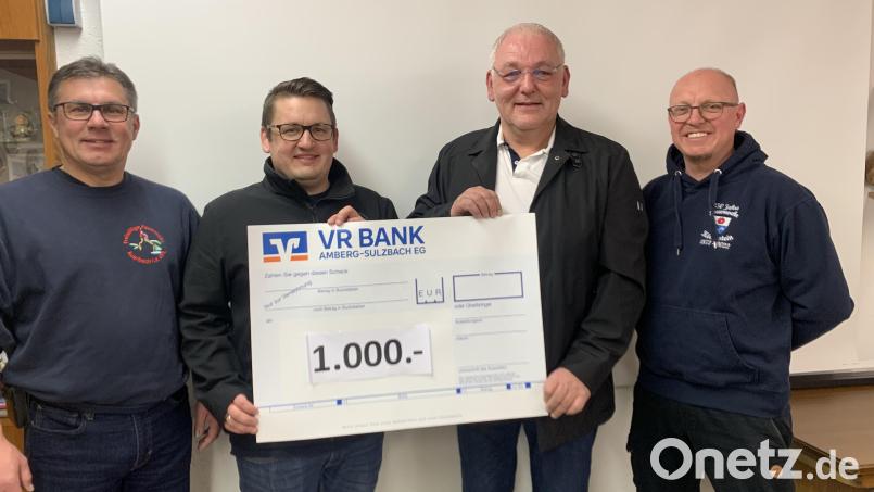 Die Kommandanten (von links) Sven Zocher (Auerbach), Daniel Kederer (Kürmreuth-Hannesreuth) und (rechts) Wolfgang Platzer (Königstein) nahmen die Spende von Klaus Hafner erfreut entgegen. Bild: hdk