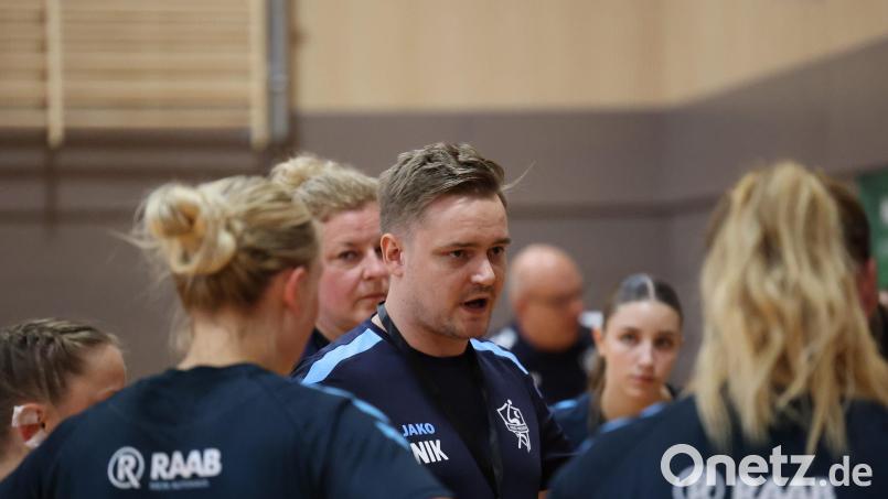 Trainer Niklas Deml und die Weidener Handballerinnen empfangen die SG Mintraching. Bild: Dieter Jäschke
