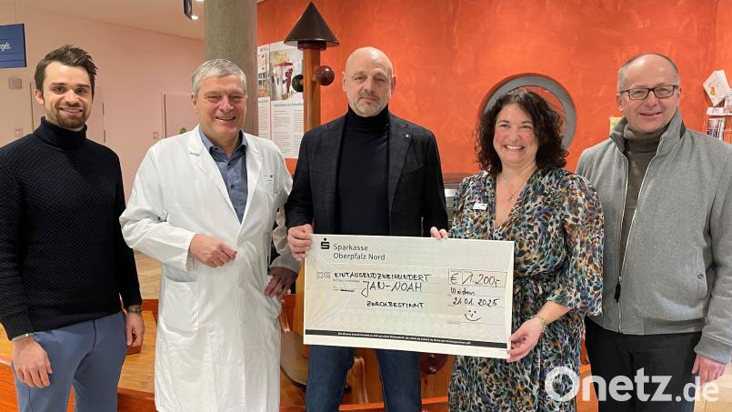 Freude über einen 1200-Euro-Scheck, den Norbert Spies aus Kemnath (Mitte) mitgebracht hat. Weidens Klinikdirektor Timo Sonntag, Kinderklinik-Chefarzt Dr. Fritz Schneble, Bunter-Kreis-Leiterin Marina Luttels und Kemnaths Bürgermeister Roman Schäffler danken stellvertretend für Jan-Noah für diese Geste. Bild: Friedrich Peterhans, Kliniken Nordoberpfalz/exb