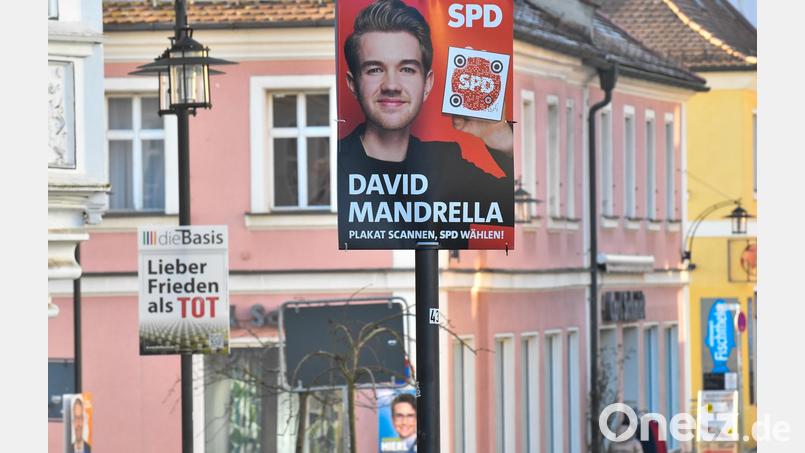 Wahlkampf auch in der Sulzbacher Innenstadt. Wer genau hinsieht, kann auf diesem Bild insgesamt vier Plakate von SPD, die Basis, Freie Wähler und CSU erkennen. Bild: Petra Hartl
