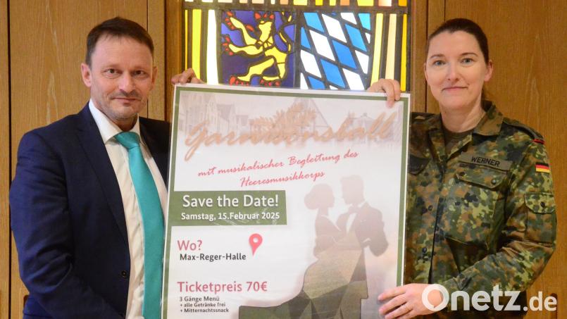 Oberbürgermeister Jens Meyer und Oberstleutnant Hekja Werner stellen das Programm des Garnisonsballs vor. Bild: Kunz