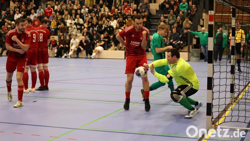 Torwart Sebastian Reger (gelbes Trikot/Szene von der Bezirksmeisterschaft vergangene Woche) und die Pfreimder wollen bei der bayerischen Futsal-Endrunde mindestens ins Halbfinale. Bild: Dieter Jäschke