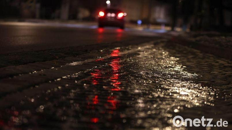 Autofahrer müssen sich auch in der Oberpfalz auf glatte Straßen und Gehwege einstellen. Symbolbild: Karl-Josef Hildenbrand/dpa