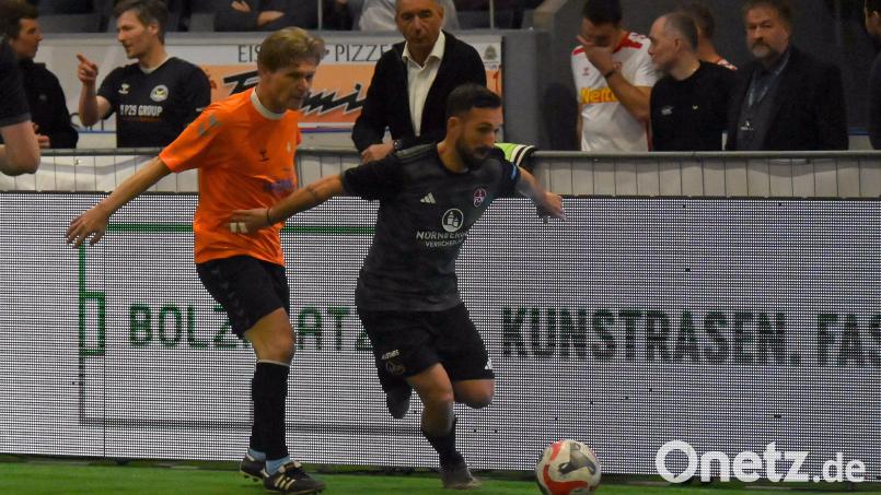 Oliver Gorgiev (rechts) im Trikot des 1. FC Nürnberg beim Bananenflanker-Legendenturnier in Regensburg. In dieser Szene schüttelt er den Ex-Nationalspieler Dariusz Wosz (einst VfL Bochum und Hertha BSC) ab. Bild: Dirk Meier