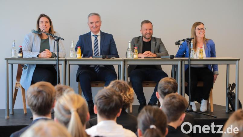 Die Landtagsabgeordneten (von links) Laura Weber (Grüne), Harald Schwartz (CSU), Bernhard Heinisch (Freie Wähler) und Nicole Bäumler (SPD) stellten sich im Anschluss an ein Demokratie-Planspiel den Fragen von 70 Elftklässlern des HCA-Gymnasiums. Bild: Wolfgang Steinbacher