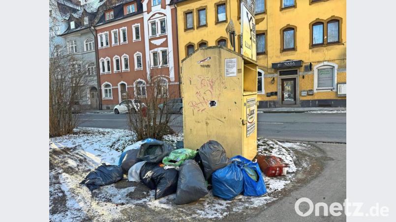 Kein schönes Bild: Unbekannte Müllfrevler werfen ihre Säcke mit Altkleidern einfach neben den Container in den Schnee Bild: Matthias Bäumler/fph
