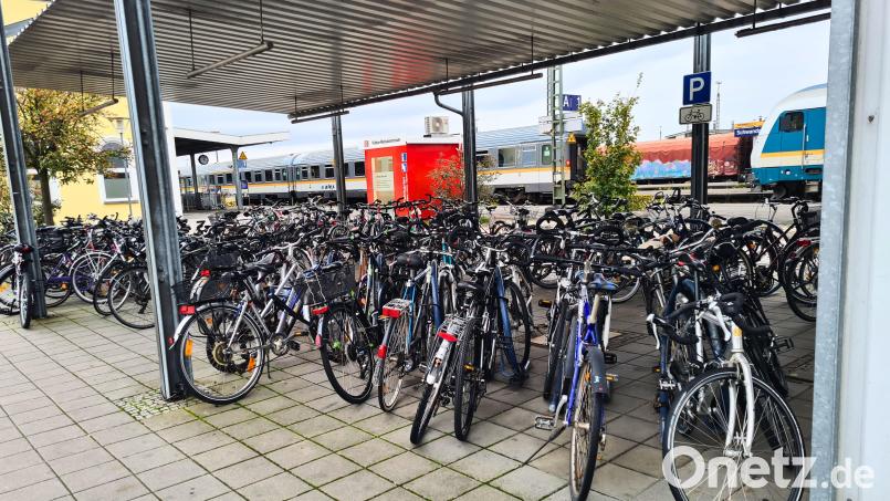 Die Fahrradstellplätze am Schwandorfer Bahnhof wurden von Ordnungsamt
und Bauhof auf Vordermann gebracht. Bild: Barbara Ermisch/exb