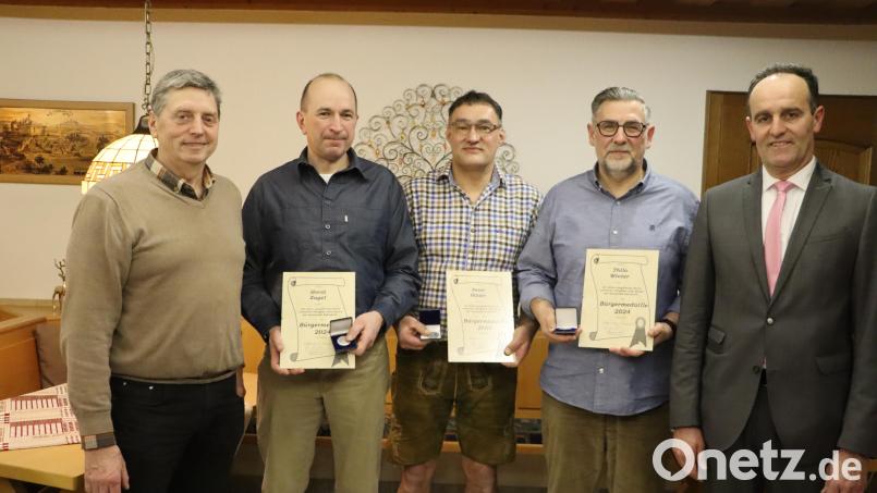 Drei neue Träger der Bürgermedaille gibt es in Edelsfeld. Von links Zweiter Bürgermeister Hans Klann, Horst Zagel, Peter Nibler, Thilo Winter und Erster Bürgermeister Hans-Jürgen Strehl. Bild: gru