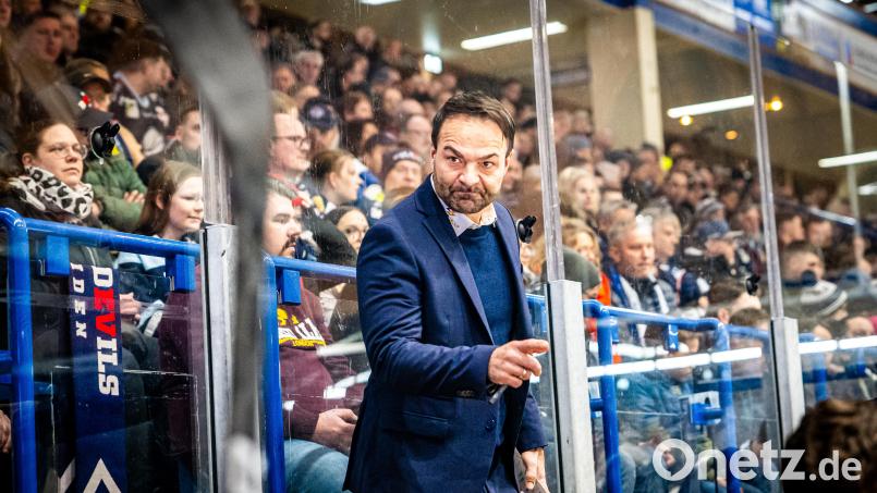 Da geht&#039;s in Richtung Pre-Play-offs oder gar Play-offs: Trainer Sebastian Buchwieser und seine Spieler der Blue Devils Weiden rocken derzeit die DEL2. Anhaltende finanzielle Sorgen trüben jedoch die Euphorie. Bild: Elke Englmaier