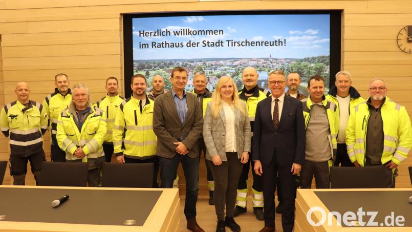 Bürgermeister Franz Stahl mit stellvertretender Kämmerin Eva Kastl und Stadtwerkeleiter Thomas Kraus (vorne, von rechts) nach der Vertragsunterzeichnung im Sitzungssaal des Rathauses II. Dahinter sind die Stadtwerkemitarbeiter Markus Franz (Leiter Wasserversorgung), Michael Voith, Markus Baader, Dieter Gleißner, Karl Schwägerl, Dietmar Grüner, Ralph Sailer, Tobias Schwägerl (Leiter Stromversorgung), David Markkowski, Thomas Schüßler, Harald Fehr und Michael Fiedler zu sehen. Bild: Mirko Streich, Stadt Tirschenreuth/exb