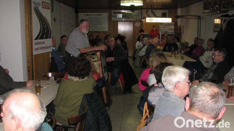Angespannt lauschen die Besucher den Worten von Sprecher Reinhold Meier beim dritten Infoabend der Bürgerinitiative „Umgehungsstraße Mantel – jetzt!“. Noch gibt es kein grünes Licht für die geplante Baumaßnahme. Bild: knh