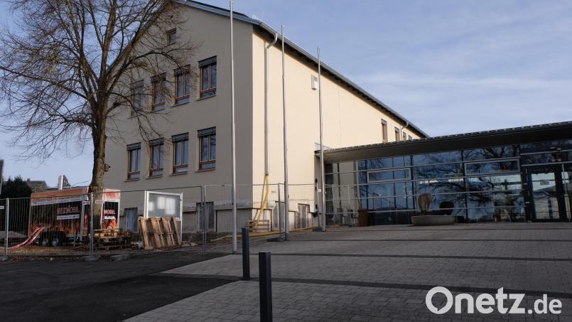 Die Schulsanierung in Floß geht voran. Seit dieser Woche ist das Baugerüst abgebaut. Bild: le