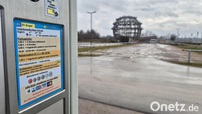 Aktuell ist an der Erlebnisholzkugel nicht viel los. Im Sommer sind die gebührenpflichtigen Parkplätze hier dicht belegt. Wie die &quot;Frei-Parken&quot;-Regelung für E-Autos hier umgesetzt werden soll, ist noch unklar. Bild: Hösamer