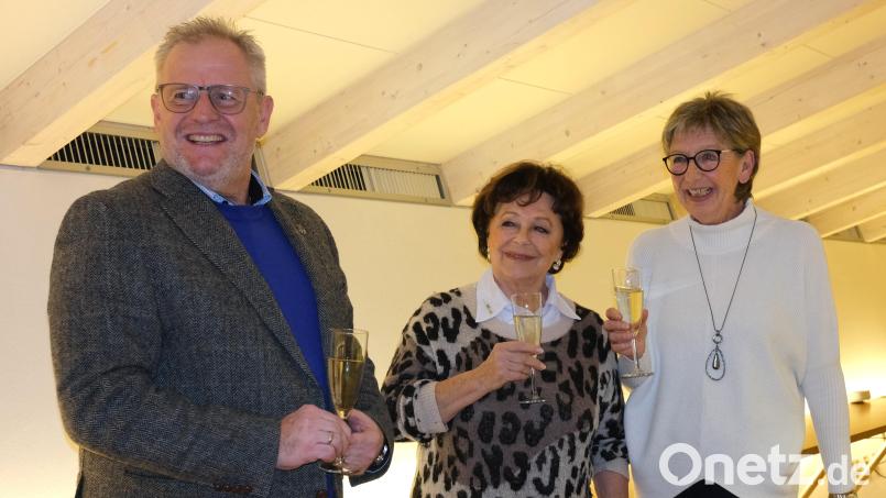 Oberbürgermeister Andreas Feller verlieh Gabi Beer (rechts) und Ilona Schnurer (Mitte) die Ehrenamtskarte in Gold und würdigte bei einem Glas Sekt das Engagement der beiden Damen im Kanu-Club Schwandorf. Bild: Hirsch
