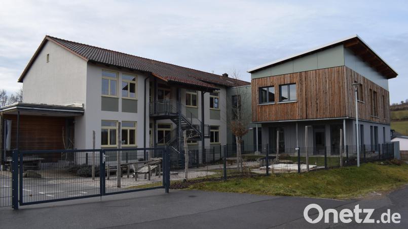 Das Landkinderhaus Trausnitz erfüllt alle Anforderungen, die an die Ganztagsbetreuung der Kinder gestellt werden. Die Krippe, den Kindergarten und den Hort besuchen derzeit 41 Vorschulkinder. Bild: bnr