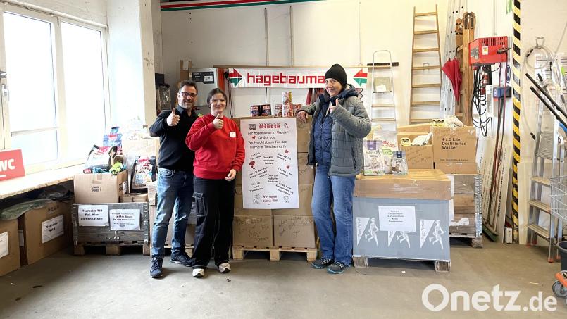 Marktleiter Roland Wittmann (links) und Annika Klarner freuten sich, die Spende an Daniela Riedl (rechts) vom Tierheim Tirschenreuth übergeben zu können. Bild: Angela Herzer/exb