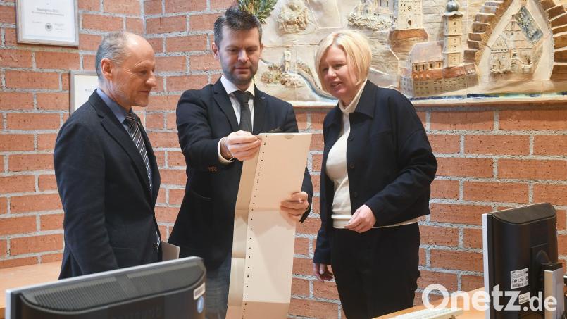 Kreiswahlleiterin Nicole Hammerl sieht sich mit ihrem Stellvertreter Reinhold Gailer (links) und Thomas Wührl an, wie eine Schablone für sehbehinderte und blinde Wähler anzuwenden ist. Bild: Gabi Schönberger