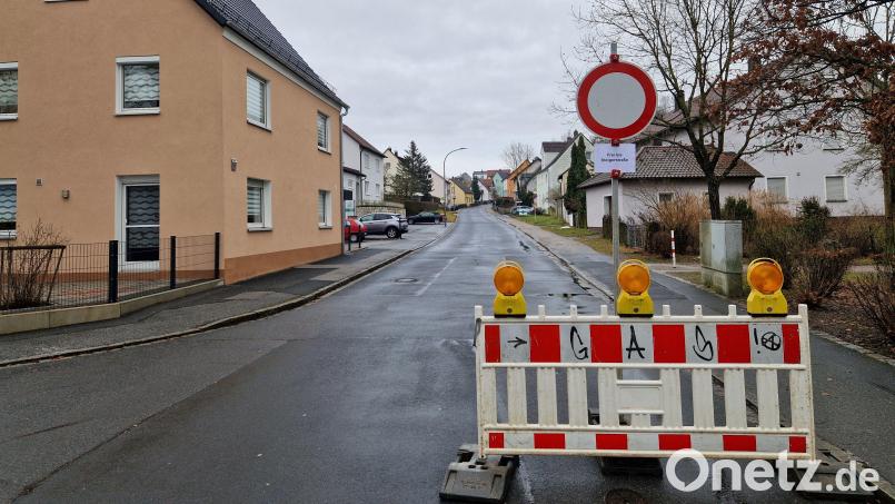 An zwei Tagen war die Alte Straße in Sulzbach-Rosenberg wegen eines Rohrbruchs gesperrt. Ab Freitagmittag, 24. Januar, wird sie wieder für den Verkehr geöffnet. Bild: Tobias Gräf