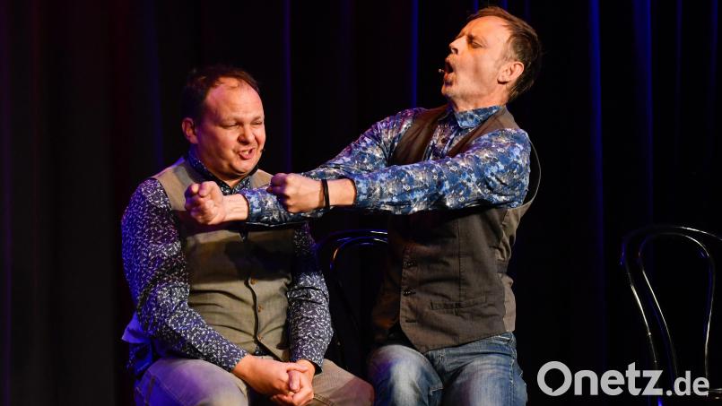 Die Zwei-Mann-Show von BlöZinger spielt sich ab in Gestik, Mimik und groteskem Geplauder. Bild: Petra Hartl