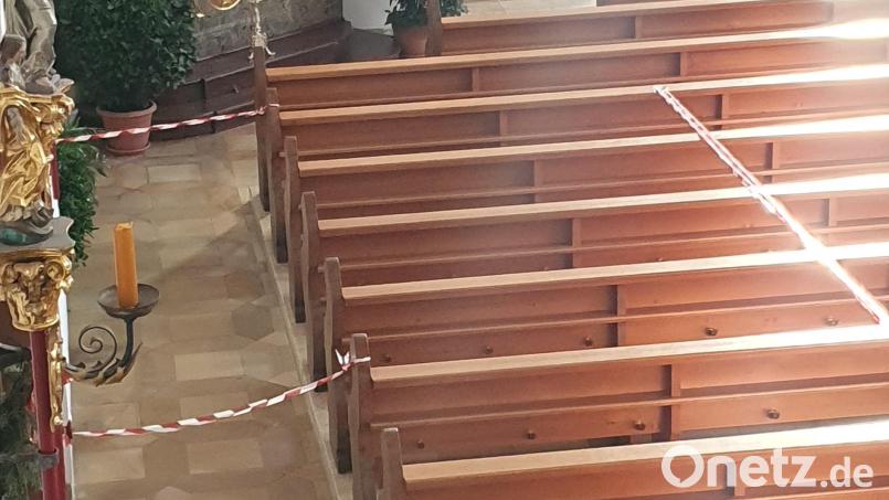 Mit den Absperrbändern muss die Pfarrei St. Georg in Neustadt/WN wohl noch einige Zeit leben. Sicherheit geht vor. Bild: mas