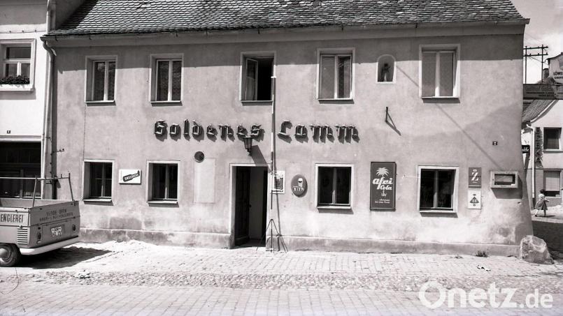 Das Gasthaus Goldenes Lamm, von der Ostseite, Klostergasse 2, gesehen: Diese Aufnahme des Hirschauer Gasthauses, in dem einst Elvis Presley einkehrte, stammt aus dem Archiv von Stadtheimatpfleger Sepp Strobl und entstand 1960. Archivbild: Sammlung Sepp Strobl