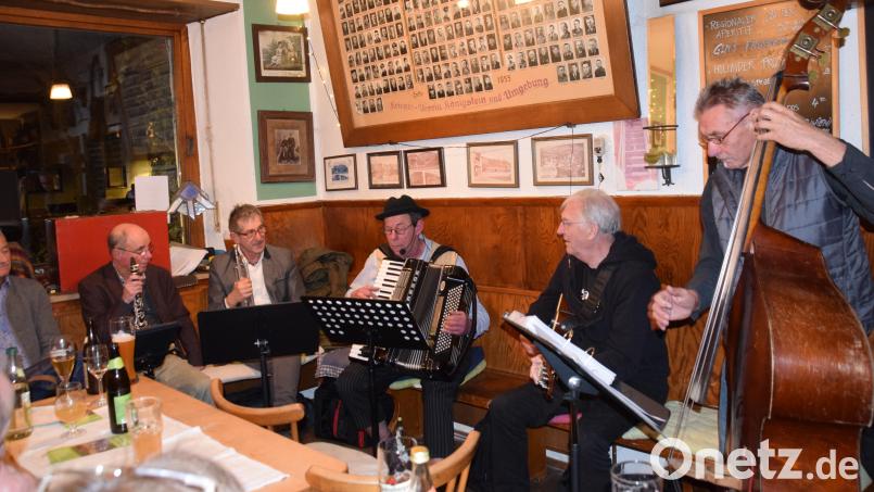 Die Namenlosen sorgen für einen heiteren Abend im Gasthof Zum Hirschen in Königstein. Bild: hdk
