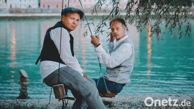 Sein mittlerweile zehntes Bühnenprogramm „Das Ziel ist im Weg&quot; präsentiert das Duo &quot;BlöZinger&quot; derzeit auf deutschen Bühnen. Bild: Blöchl &amp; Penzinger/exb