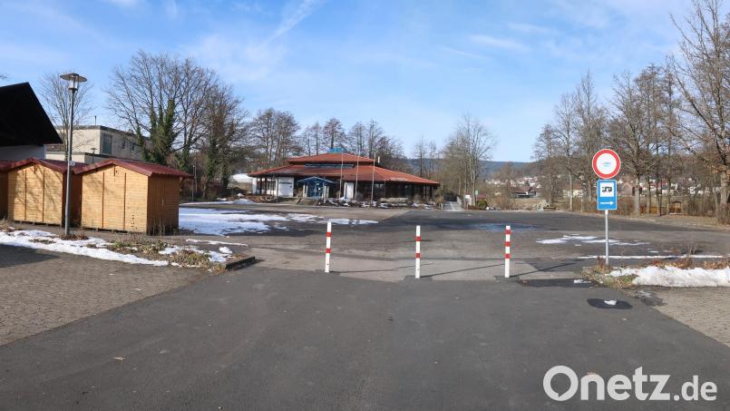 Einen Teil des Mehrzweckplatzes vor der Steinwaldhalle möchte der TSV Friedenfels auf eigene Kosten für eine neue Stockbahn ausbauen. Die derzeitige Stockbahn (dunkle Fläche, rechts) soll dabei nach links vor den Musikpavillon (links hinter den Verkaufsbuden) verlegt werden und mit speziellem Betonpflaster ausgestattet werden Bild: bsc