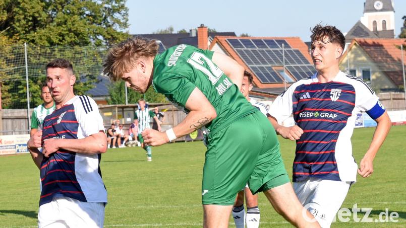 David Kolar (Mitte) verlässt den SV Mitterteich. Der SV testet am Samstag gegen den FC Amberg. Archivbild: Gebert