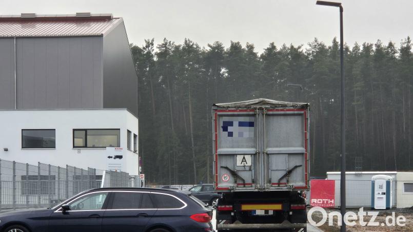 Ein Auto der Zollfahnder blockiert die Straße vor dem durchsuchten Unternehmen. Der Lkw gehört zu jener Spedition, die auch den fraglichen Müll nach Tschechien gebracht haben soll. Bild: Hösamer