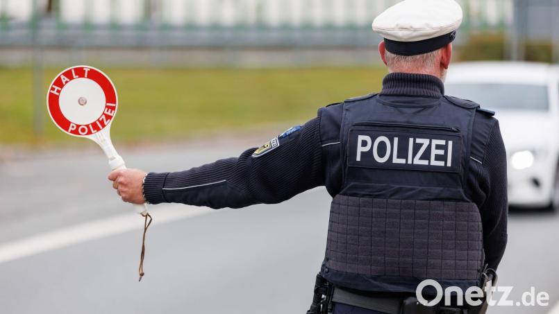 Die Polizei hatte es am Samstag mit einer unbelehrbaren Autofahrerin in Neustadt/WN zu tun. Symbolbild: Daniel Karmann /dpa