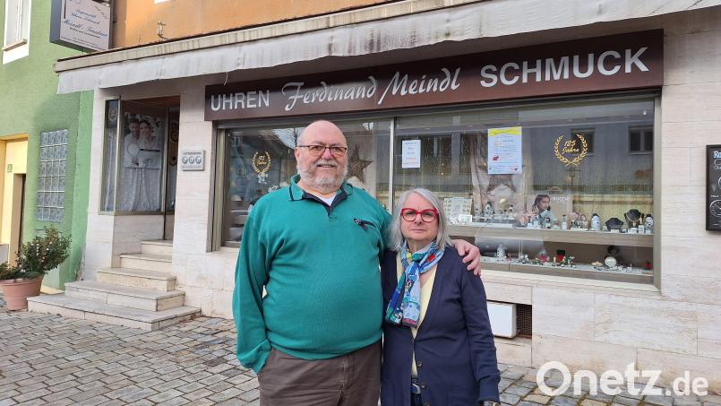 Lange haben Angelika und Ferdinand Trautner in Pfreimd die Stellung gehalten mit Uhren, Schmuck und Brillen am Pfreimder Marktplatz. Nach 150 Jahren ist jetzt am 18. Februar Schluss. Bild: bl