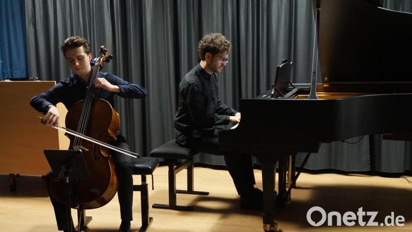 Constantin Heise und Jonas Haffner (von links) überzeugen bei ihrem Konzert im Musiksaal des Ortenburg-Gymnasiums. Bild: wel