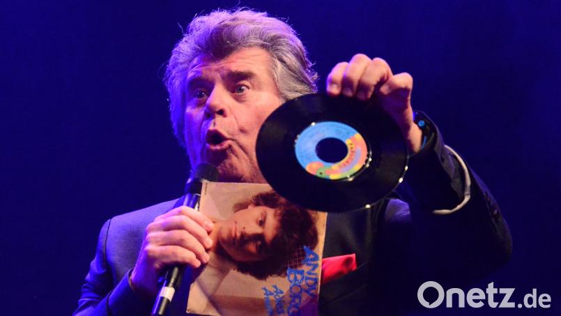 Schlagerstar Andy Borg hält eine alte Single von sich aus dem Jahr 1981 in Händen. &quot;Ein Download aus Teer&quot;, wie er den jüngeren Besuchern erklärt. Bild: Kunz