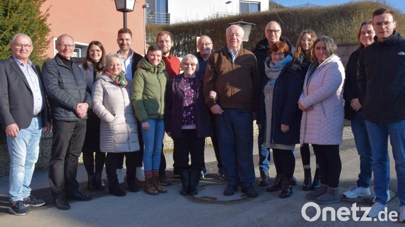 Ihren 85. Geburtstag hat Barbara Hümmer (Bildmitte) aus Emhof gefeiert. Dazu gratulierte ihr Mann Ludwig (rechts daneben), ihre Kinder mit Familien und auch Dritter Bürgermeister Martin Bauer (links) für den Markt Schmidmühlen. Bild: bö