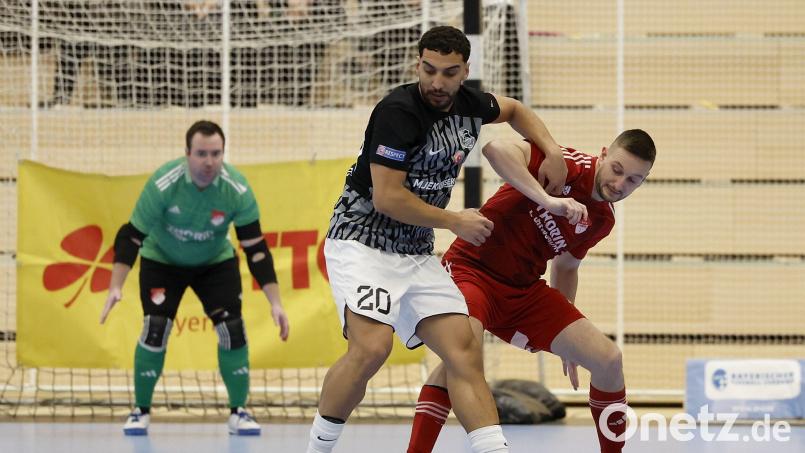 Der Pfreimder Johannes Blödt (rechts) im Zweikampf mit einem Spieler von Fatih Ingolstadt, dem späteren Turniersieger. Im Hintergrund SpVgg-Keeper Sebastian Reger. Die Pfreimder wurden Dritter. Bild: Heiko Becker/Bayerischer Fußballverband