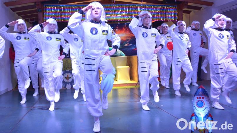 Die Tänzerinnen der Juniorengarde traten unter anderem als Astronauten auf. Bild: jr