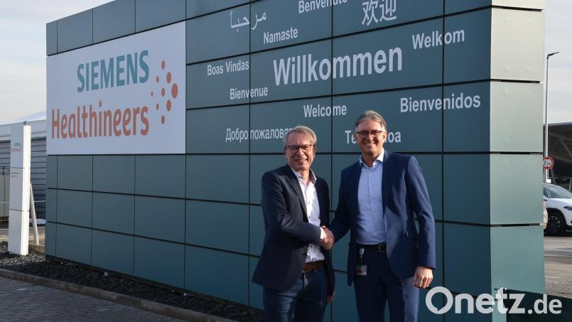 Mit einem freundschaftlichen Händedruck übergab Michael Braunreuther (links) die Standortleitung von Siemens-Healthineers Kemnath an Alexander Lippert Bild: ak