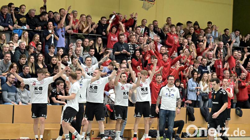 Riesenjubel bei den Fans der &quot;Roten Wand&quot; und den Spielern des HC Sulzbach-Rosenberg über den 38:33-Auswährtserfolg im Derby bei der HG Amberg. Bild: Hubert Ziegler