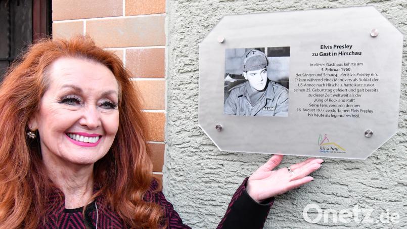 Elvis Presley war 1960 im Hirschauer Gasthaus Goldenes Lamm: Daran erinnert an dem Gebäude jetzt eine Gedenktafel, die Presleys Cousine Donna am Samstag enthüllte. Bild: Petra Hartl