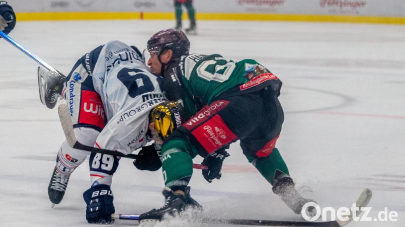 Tyler Ward wird zu Fall gebracht: Seit einigen Wochen glänzt der Kanadier vor allem im Zusammenspiel mit Kapitän Tomas Rubes. Bild: Peter Lion