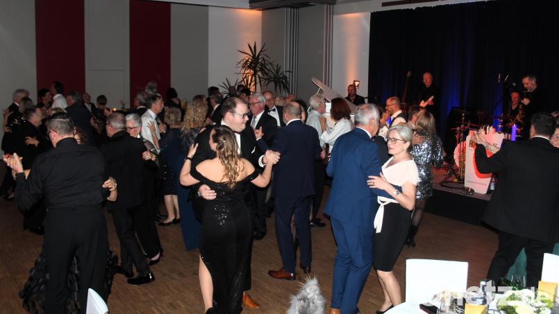 Die Tanzfläche bei der KEM-Gala im Foyer der Mehrzweckhalle war stets gut gefüllt. Bild: stg