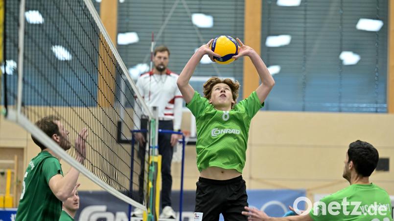 Ben Kühnert (Mitte) vom VC Amberg stellt den Ball auf Spielertrainer Bosko Novovic (rechts). Gegen Schwabing setzte es am Sonntag eine Niederlage. Bild: Hubert Ziegler