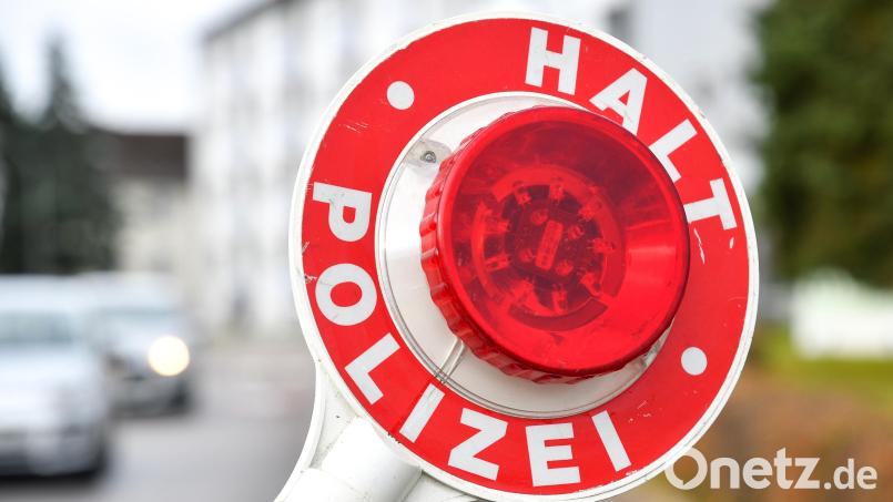 Halt, Polizei: Nach einer Verkehrskontrolle in Pommelsbrunn droht einem jungen Autofahrer jetzt ein Fahrverbot. Symbolbild: Petra Hartl