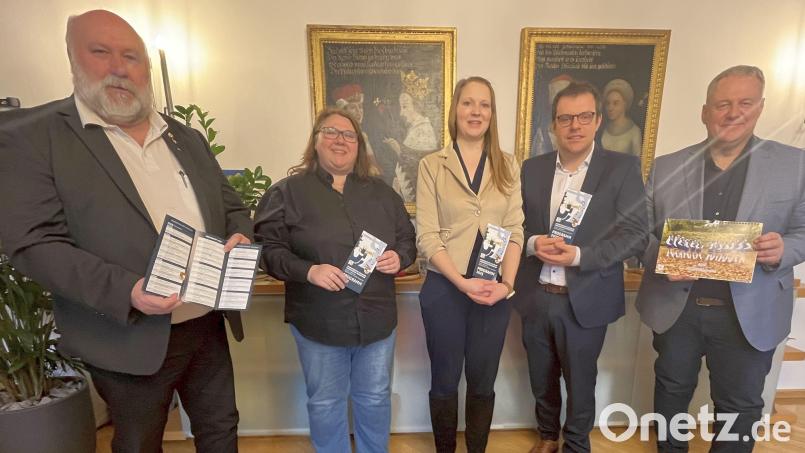 Landrat Richard Reisinger (rechts) freut sich auf ein „klingendes“ 2025 (von links): Werner Stein, Sabine Kredler, Katharina Stein und Christian Bäuml im Amtszimmer des Landrats. Bild: Martina Beierl
