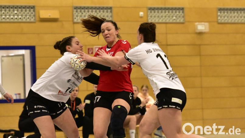 Kerstin Weh (Mitte/Szene aus dem Spiel gegen Zirndorf) traf in Bayreuth acht Mal für die HSG Nabburg/Schwarzenfeld. Bild: ham